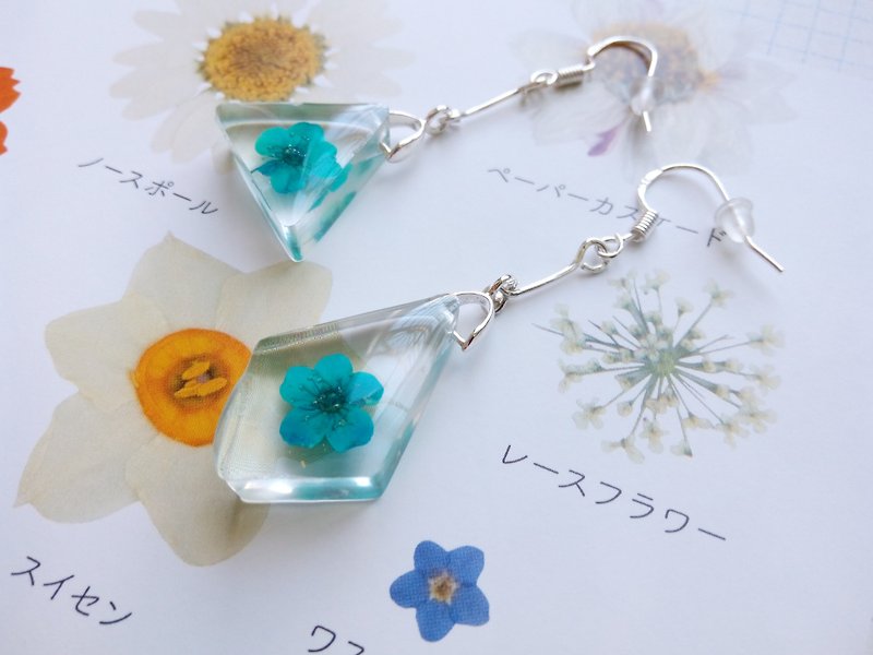 Annysワークショップ手作りの花の宝石類、花のイヤリング、青い非対称の花のイヤリング - ピアス・イヤリング - その他の素材 ブルー