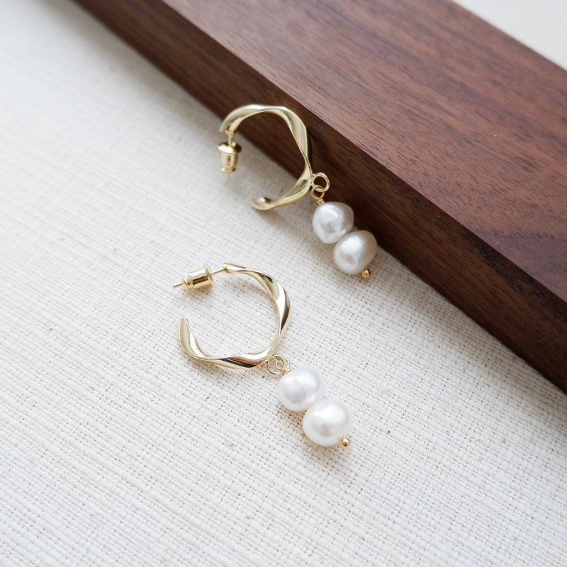 Freshwater Pearl Post  Earring - 耳環/耳夾/耳骨夾 - 珍珠 白色