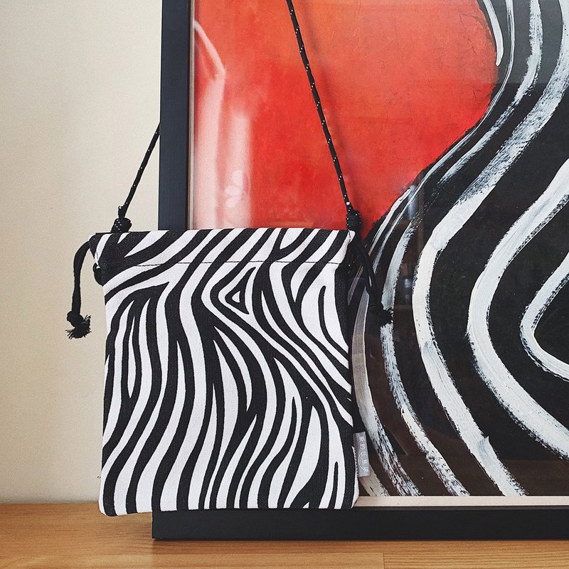 CINDERACHEL designer minimalist style reflective lanyard personality wild crossbody beam mouth canvas bag zebra pattern - กระเป๋าแมสเซนเจอร์ - ผ้าฝ้าย/ผ้าลินิน สีดำ