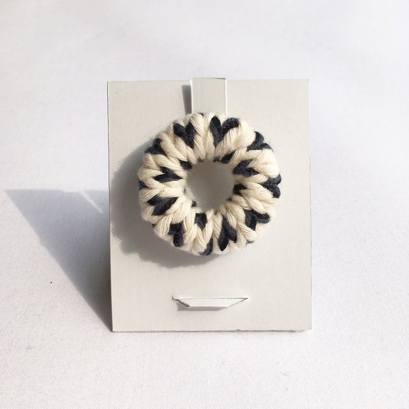 【Resale】 knit circle brooch - Brooches - Cotton & Hemp White