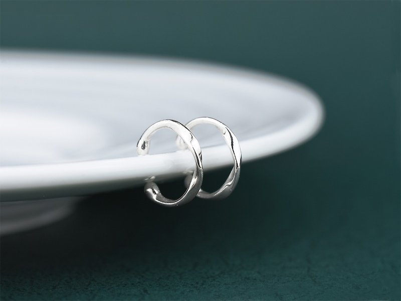 線條變化 - 扭轉 | 耳骨夾 純銀耳環 手工銀飾 情人禮物 - 耳環/耳夾 - 純銀 銀色