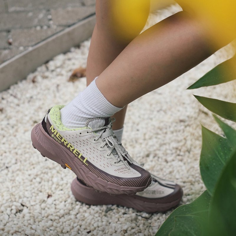 MERRELL AGILITY PEAK 5 GTX防水戶外輕量慢跑越野鞋 女鞋-淺卡其 - 女運動鞋/球鞋 - 防水材質 