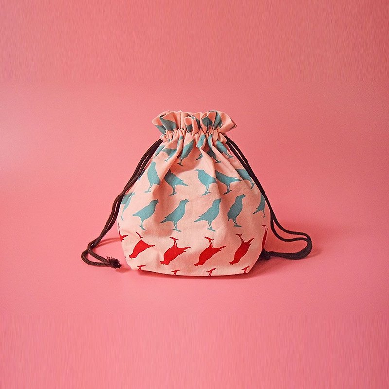 Traveling Purse-String Bag-M / Crested Myna No.5 / Pink Peach, Blue, Red - กระเป๋าเครื่องสำอาง - ผ้าฝ้าย/ผ้าลินิน 