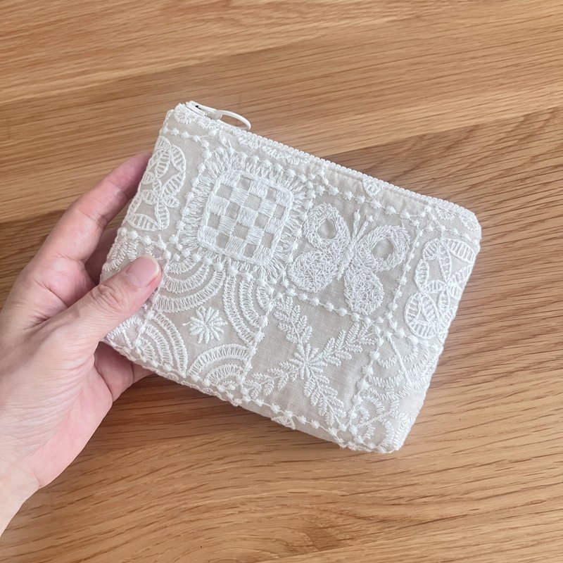 mina perhonen forest tile 総刺繍　蝶　コスメポーチ　新色 - 化妝包/收納袋 - 棉．麻 白色