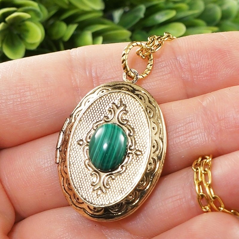 Green Malachite Photo Locket Gold Oval Locket Keepsake Pendant Necklace Jewelry - 項鍊 - 半寶石 綠色