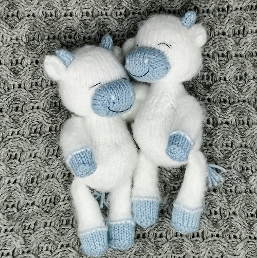 Cute Knit Toy Pattern. Cute calf Ronnie knitting pattern. English and Russian PDF.