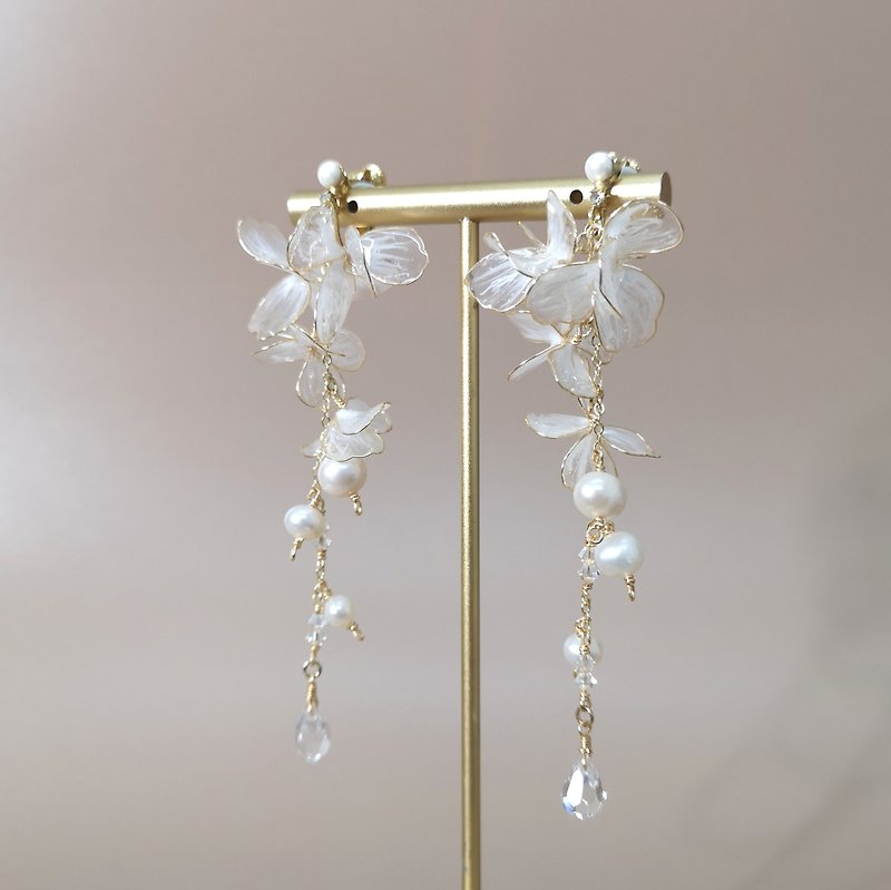 Flying Flower Long Version | Clip-On Earhook | Handmade Wedding Resin Crystal Flower Ornaments - Earrings & Clip-ons - Other Materials White