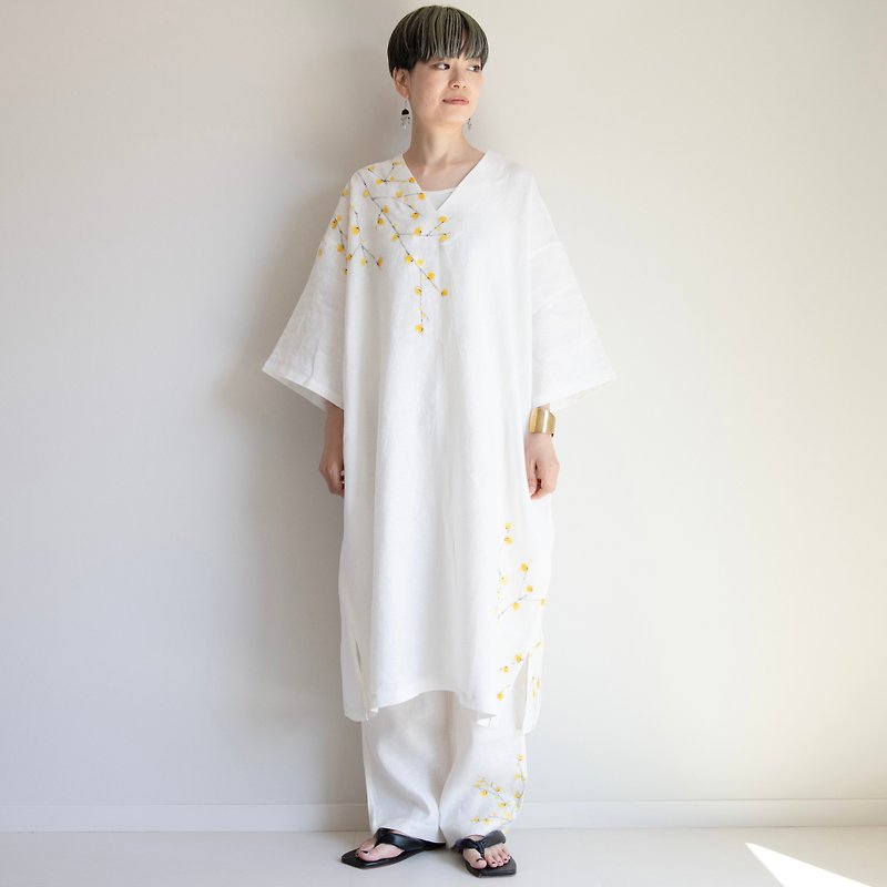 ゆったりカフタンワンピース・蝋梅柄 - 洋裝/連身裙 - 棉．麻 白色