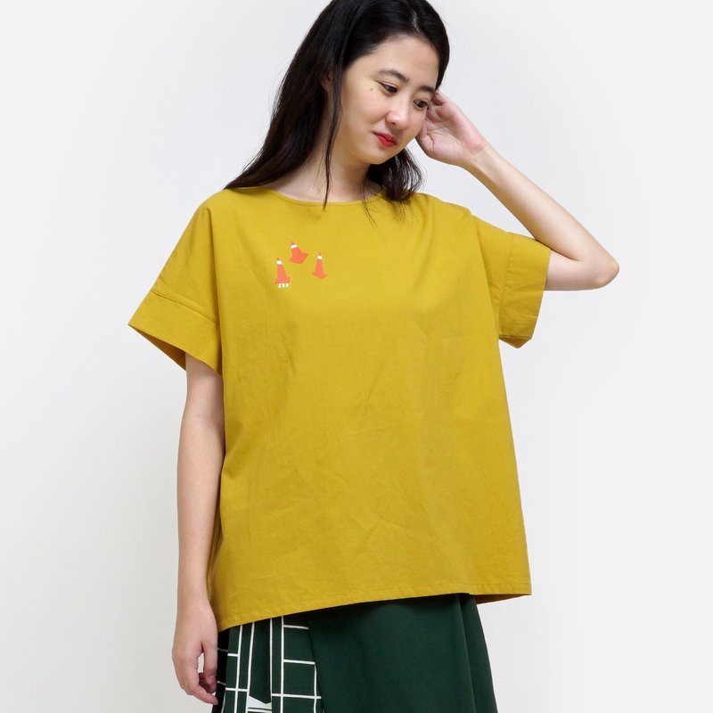 Three-Legged Tripod Top - Mustard Yellow - เสื้อยืดผู้หญิง - ผ้าฝ้าย/ผ้าลินิน สีเหลือง