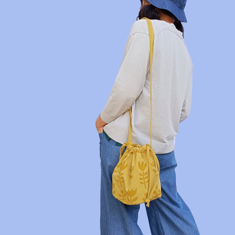 Small yellow bucket bag to wear your essentials everywhere. Handmade. - กระเป๋าถือ - ผ้าฝ้าย/ผ้าลินิน สีเหลือง