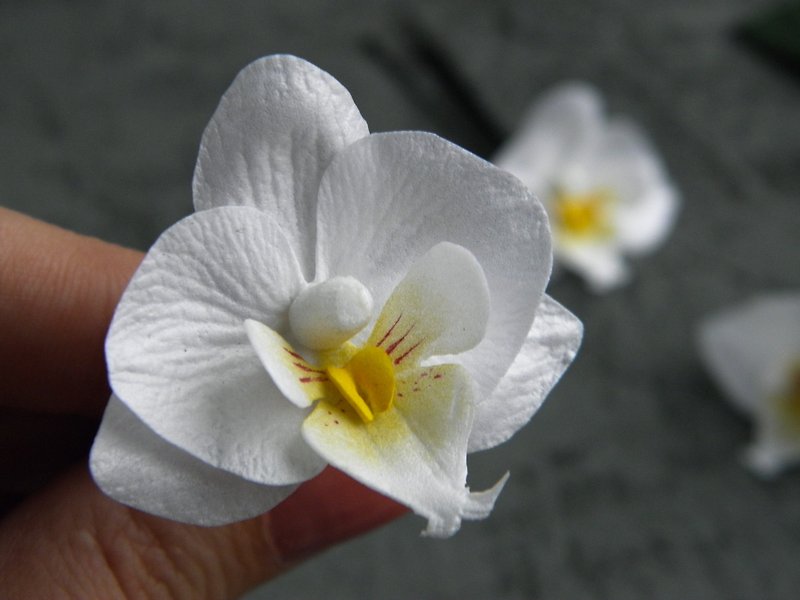 Orchid hair pins Wedding head piece for bride Bridal hair piece white flowers - เครื่องประดับผม - วัสดุอื่นๆ ขาว