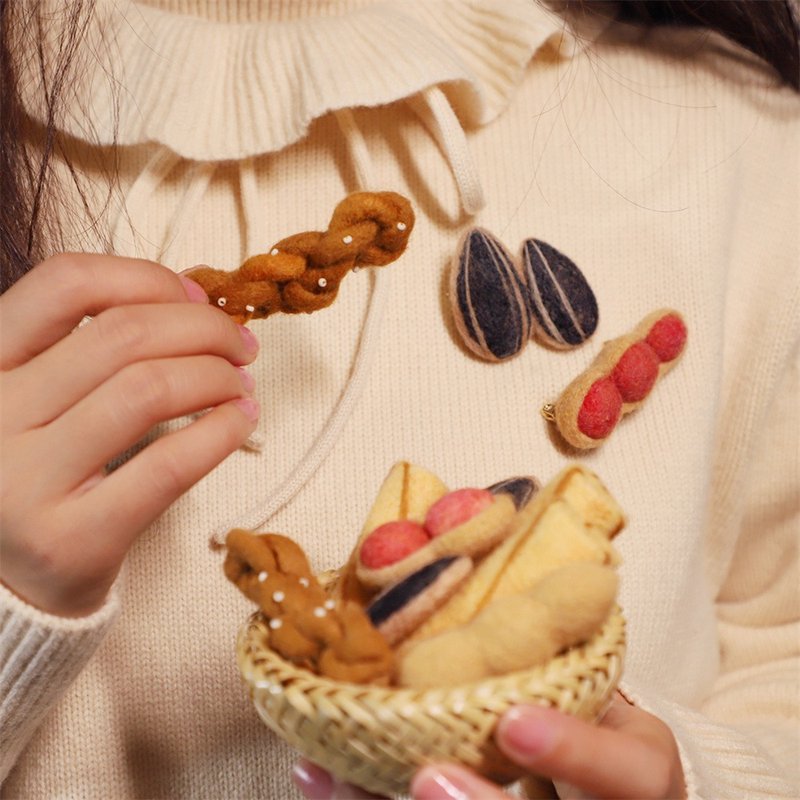 Wool felt handmade New Year snacks peanuts, melon seeds, egg rolls, small twists, original handmade brooches/pins - Brooches - Wool Yellow