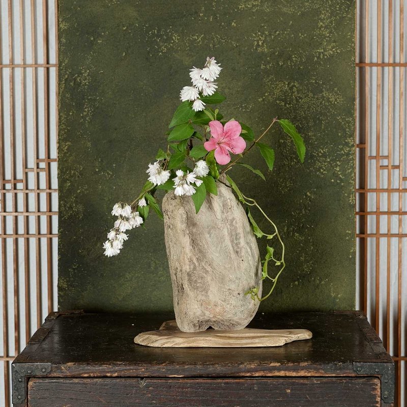 お気に入りの季節の花を飾って気持ちの良い空間を作ってみませんか　流木の花器、木の花瓶、花器、小さな花瓶、９９ - 花瓶・植木鉢 - 木製 ブラウン