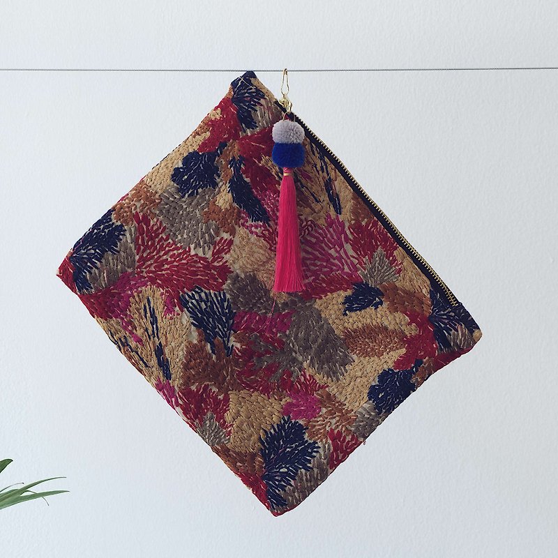 Pai Handmade Clutch bag With Pom Pom Chain - 化妝袋/收納袋 - 棉．麻 多色