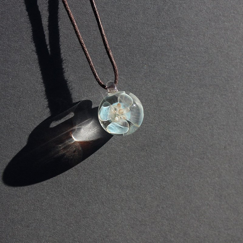 似葉 花形宇宙星河玻璃項鍊 玻璃墜飾 交換禮物 生日禮物 飾品 - 項鍊 - 玻璃 透明