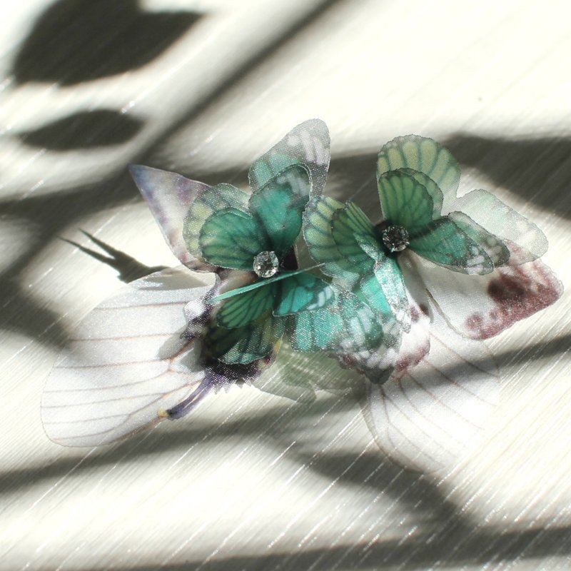 不對稱蝴蝶耳環一對&水鑽925銀耳針 pierced or clip-on earring - 耳環/耳夾/耳骨夾 - 絲．絹 綠色