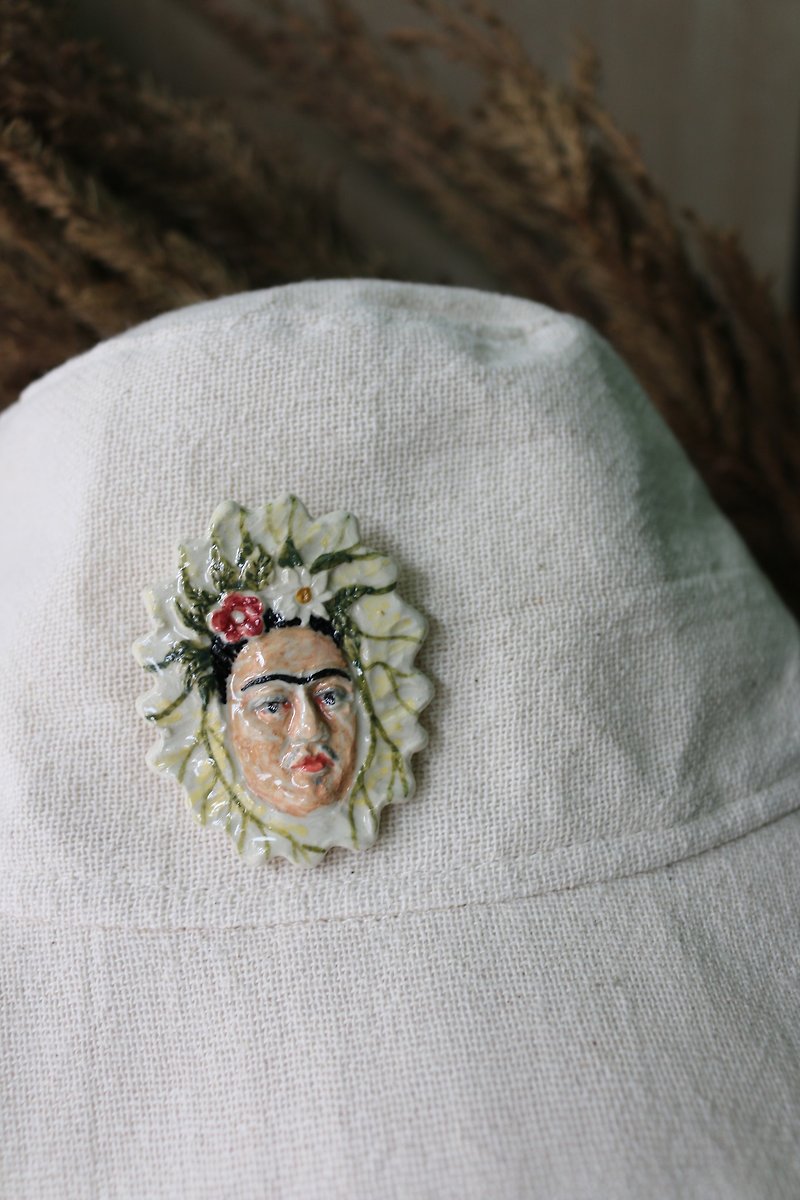 Bucket hat with Ceramic Brooch Frida - หมวก - ผ้าฝ้าย/ผ้าลินิน ขาว