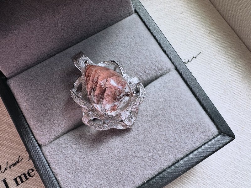 ミルフィーユピンクファントムクォーツペンダント - 柔らかな霧に包まれた心象風景の庭 - ネックレス - クリスタル 