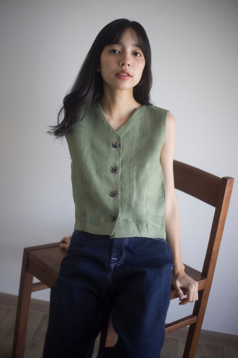 Linen front buttoned crop vest in Matcha Green - เสื้อกั๊กผู้หญิง - ผ้าฝ้าย/ผ้าลินิน สีเขียว