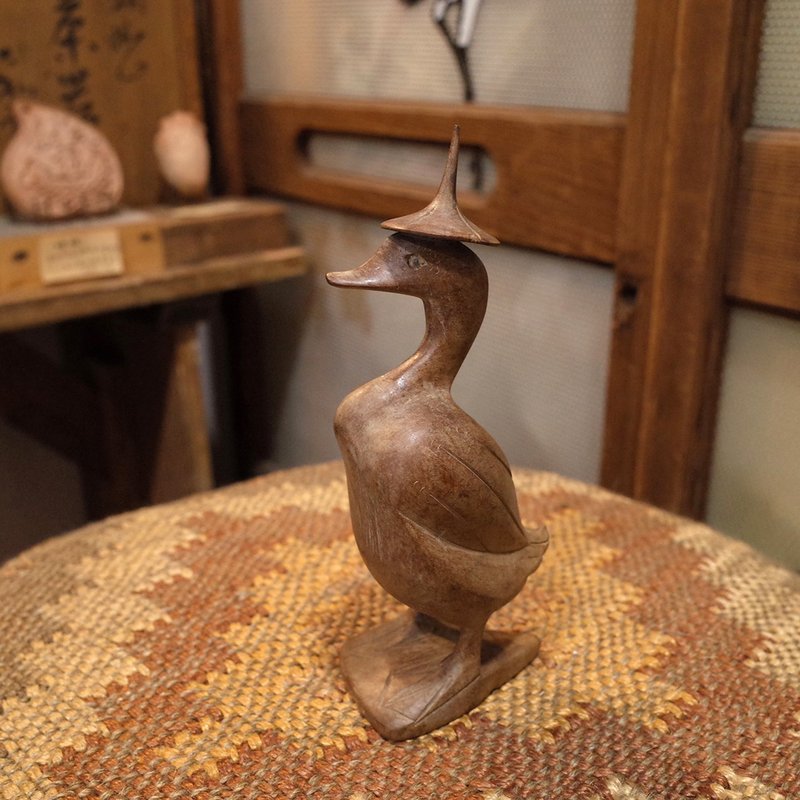 日本老件.木頭雕刻.戴帽子鴨造型木頭擺件.高16cm木鴨擺飾.皮殼美 - 擺飾/家飾品 - 其他材質 