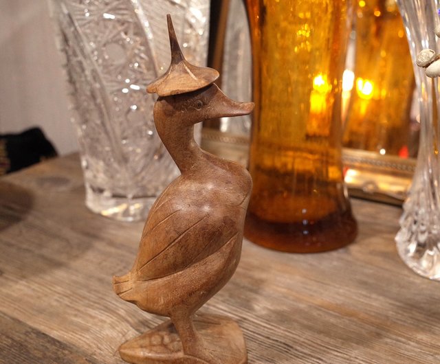 日本のヴィンテージ品。木彫り。帽子をかぶったアヒルの木製オブジェ
