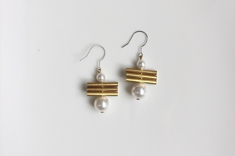 Fireworks pearl earrings brass molding - ต่างหู - โลหะ สีทอง