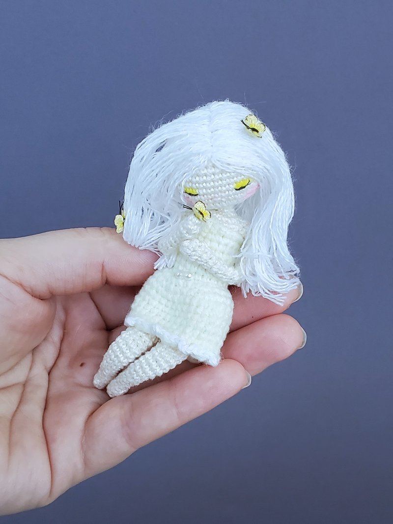 Miniature crocheted doll. Dollhouse miniature. Home decor. Cute gift for friend. - 寶寶/兒童玩具/玩偶 - 棉．麻 黃色