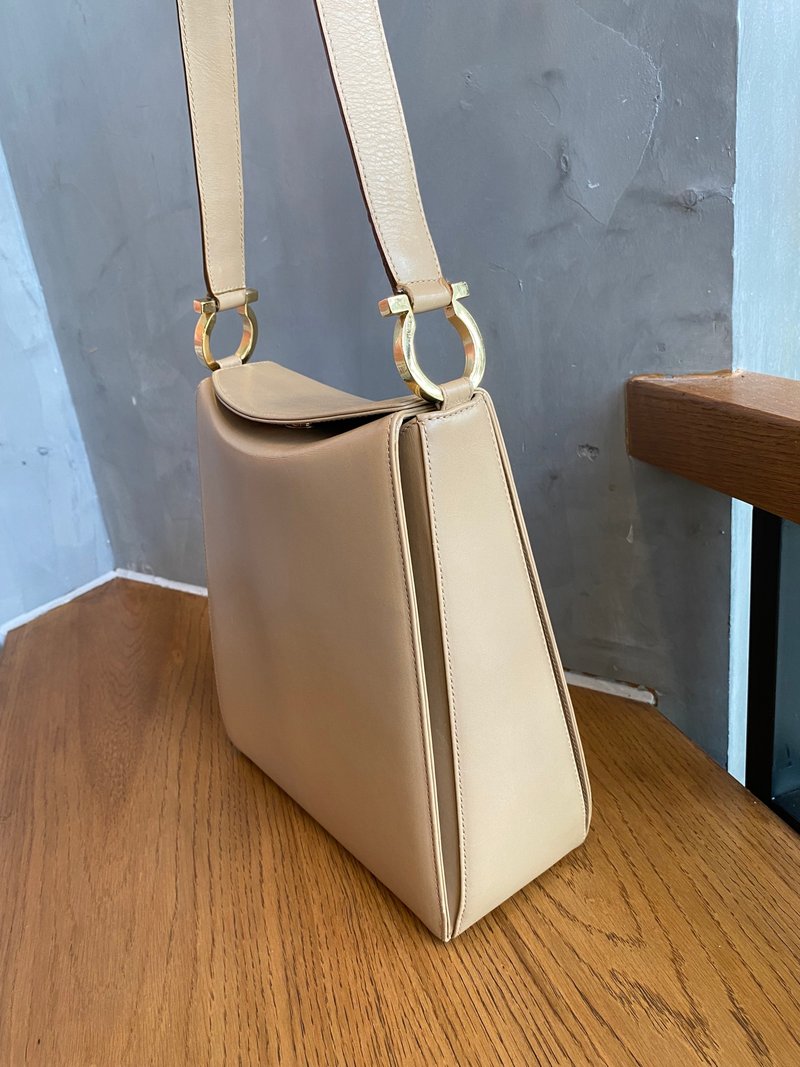 Vintage Salvatore Ferragamo Gancini Gold Hardware Beige Leather One Shoulder Bag - 手提包/手提袋 - 真皮 卡其色