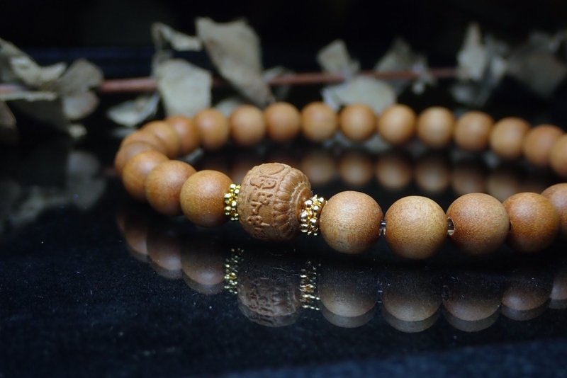 Be my patron saint. top sandalwood bracelet - สร้อยข้อมือ - ไม้ สีกากี