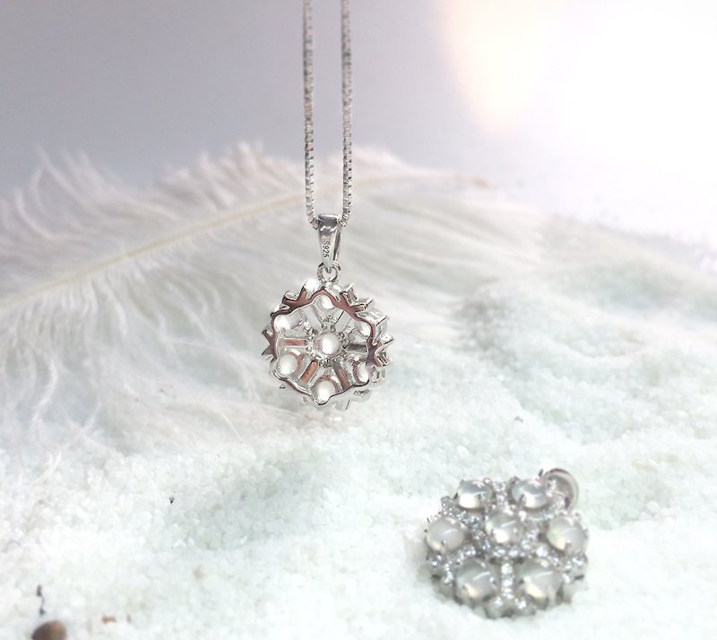 春の雪 - 自然の氷の玉（ビルマの玉）Snowflakeのネックレス - ネックレス - 宝石 ホワイト