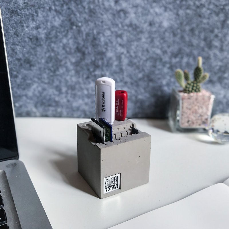 [EZ cube] Minimalist style custom-made Cement clear water mold flash drive sd sdxc holder - กล่องเก็บของ - ปูน 