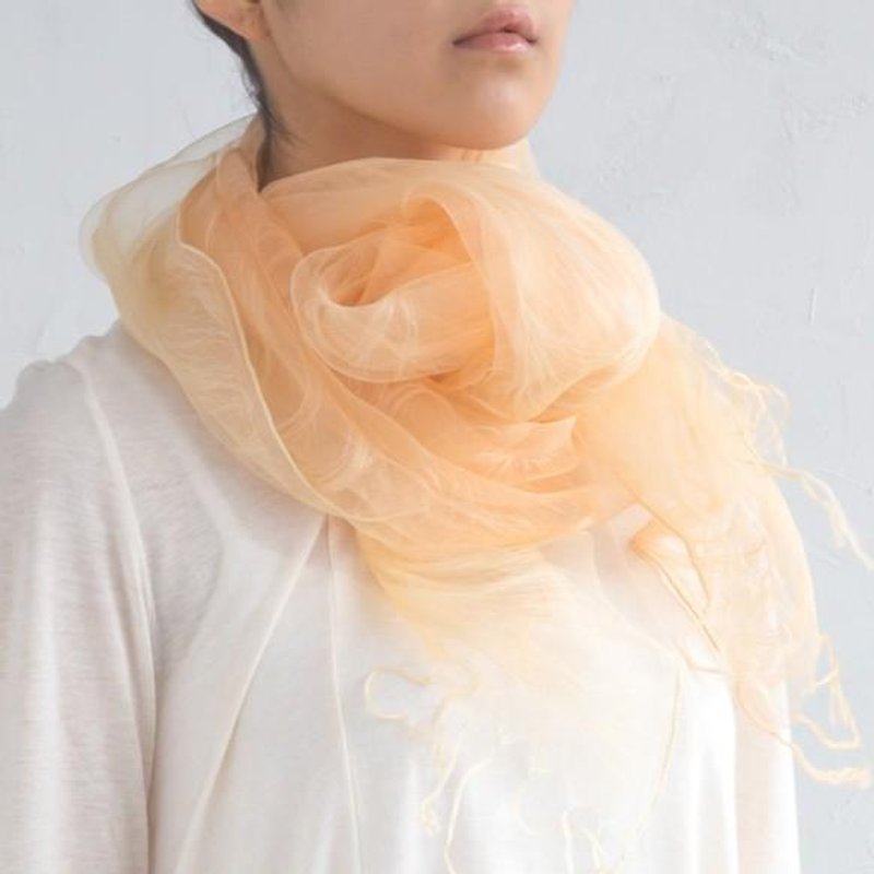 草木染二重織羽毛絲巾 圍巾 櫻染橘 - 絲巾 - 絲．絹 橘色
