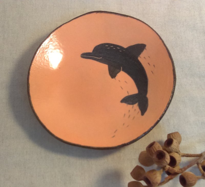 DoDo Handmade Whispers. Animal Silhouette Series-Dolphin Medium Plate (Pink Orange) - จานและถาด - ดินเผา สีส้ม