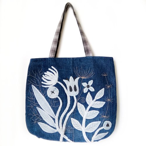 刺繍トートバッグ　ハンドメイド刺繍　大きめサイズ ジンベイザメの刺繍 トートバッグ 生成り 綿 A4サイズ収納可