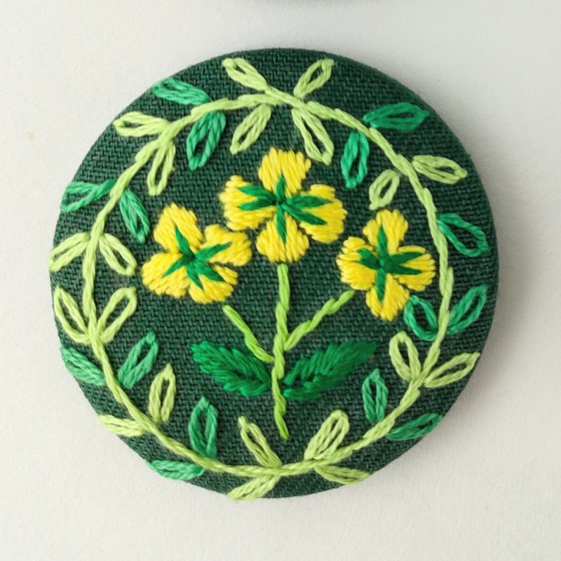 グリーンリーフと黄色いお花刺繍ブローチor刺繍ヘアゴム - 胸針 - 棉．麻 綠色