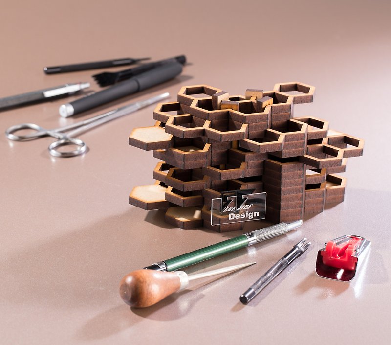 蜂巢木製筆筒 - 收納箱/收納用品 - 木頭 咖啡色