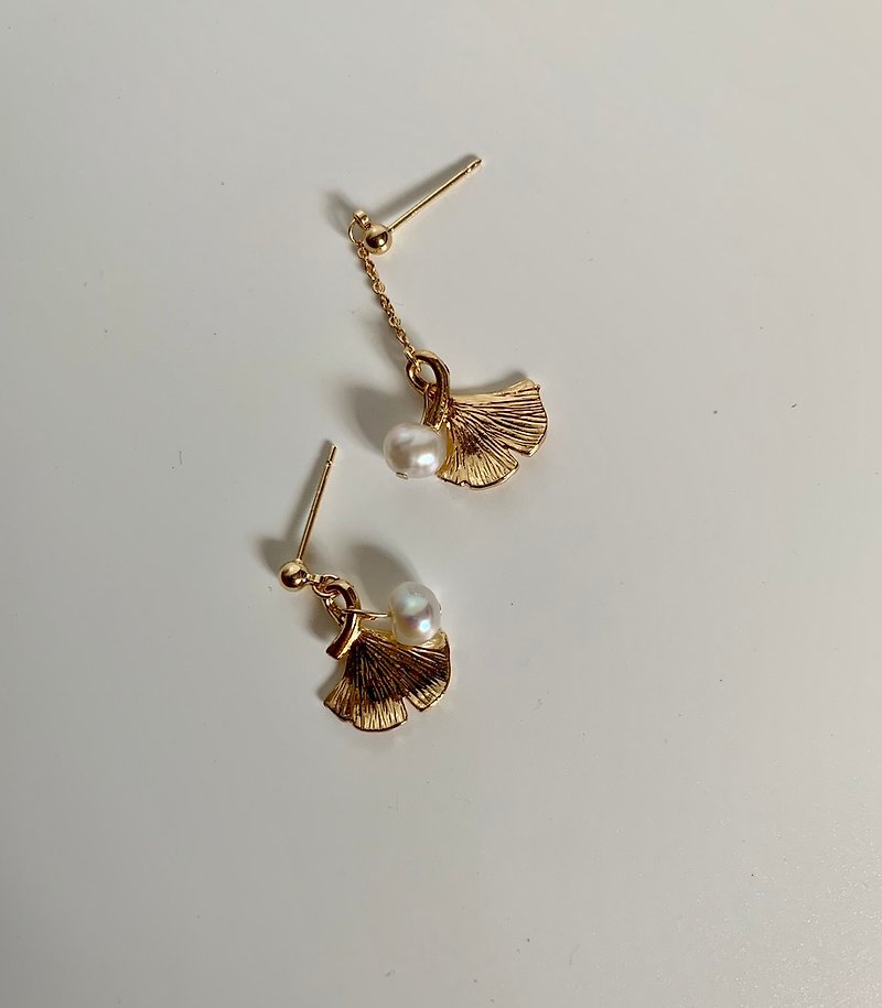 垂墜銀杏珍珠不對稱耳環(三個) 手作耳環 可客製 - 耳環/耳夾 - 珍珠 白色