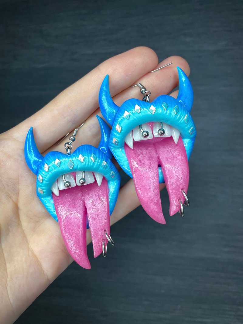 Earrings. Blue lips with cute horns. - 耳環/耳夾/耳骨夾 - 黏土 