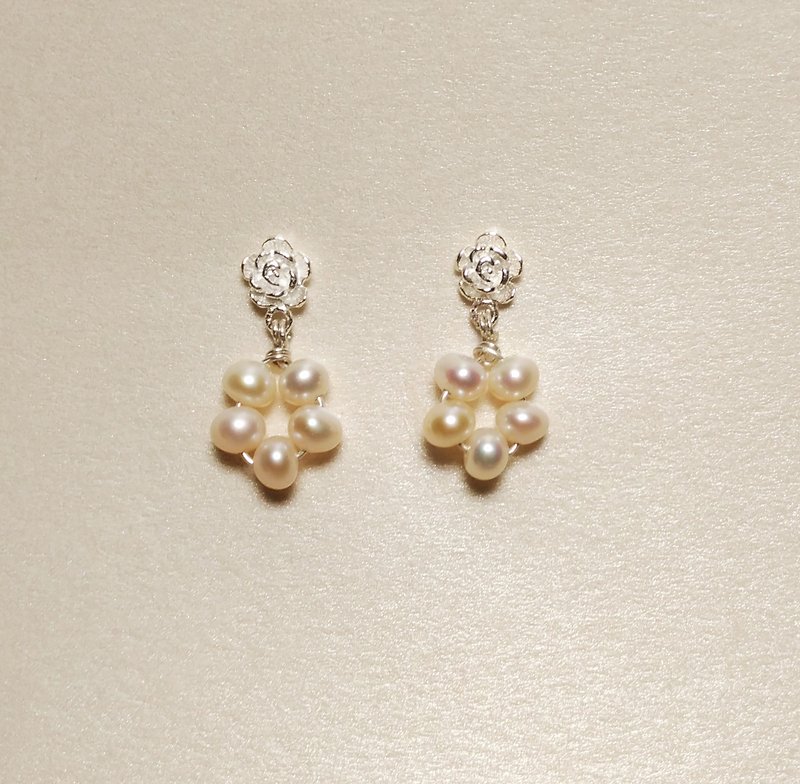小花珍珠耳環 - 耳環/耳夾 - 其他金屬 白色
