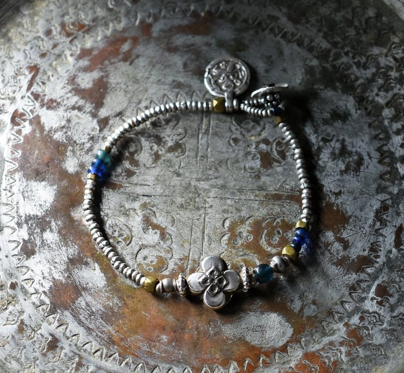 oldヒマーチャルシルバーとoldインドシルバーチャーム、シャン族oldシルバーとカレンシルバー、oldオリッサブラスとチンシルバー、ブルー系ビーズのブレス - 手鍊/手環 - 其他金屬 銀色