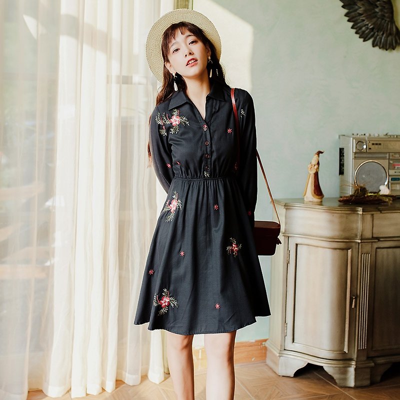 2018 new long-sleeved embroidered temperament dress in the long section of the waist French retro black dress dress - ชุดเดรส - เส้นใยสังเคราะห์ สีดำ
