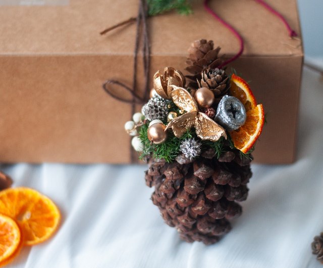 Pinecone Holiday Gift Wrap