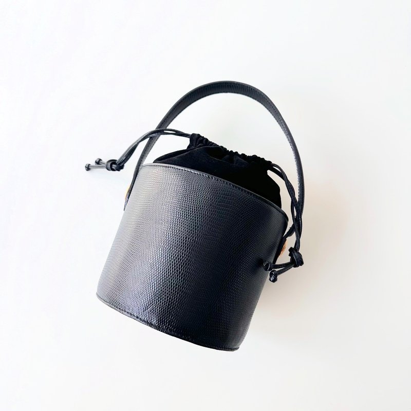 Old Bones DIDIER LAMARTHE black embossed drawstring portable bucket bag D19 vintage - กระเป๋าถือ - หนังแท้ สีดำ