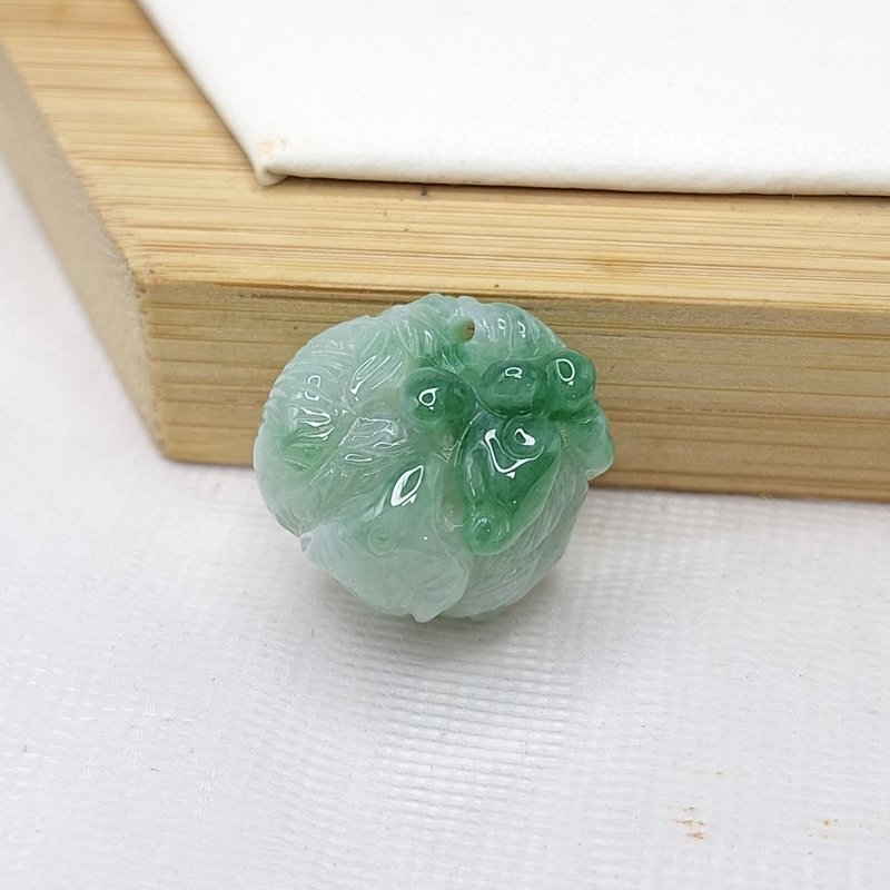 Ice green sleeping fox nine-tailed fox hand-carved double-hole pendant hand row | natural Burmese jade A grade jadeite - สร้อยคอ - หยก 