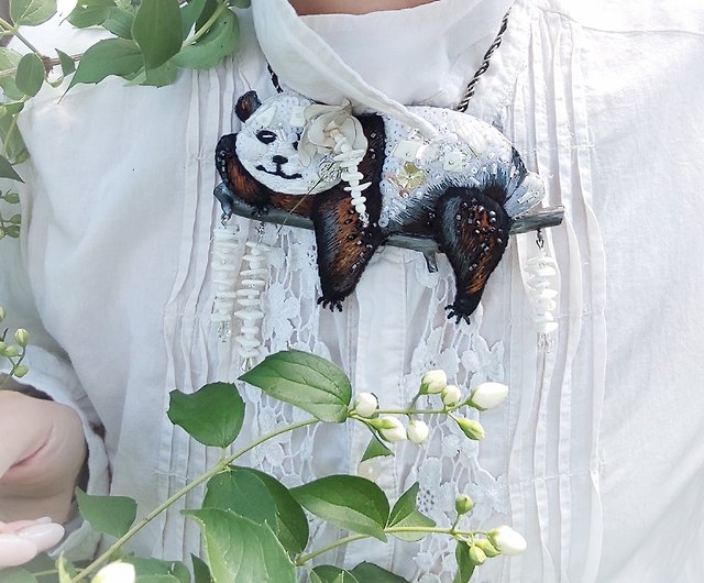 花のある木の上にパンダの刺繡が付いたチョーカーネックレスまたはブローチ ショップ Miraclebroochesby ネックレス Pinkoi