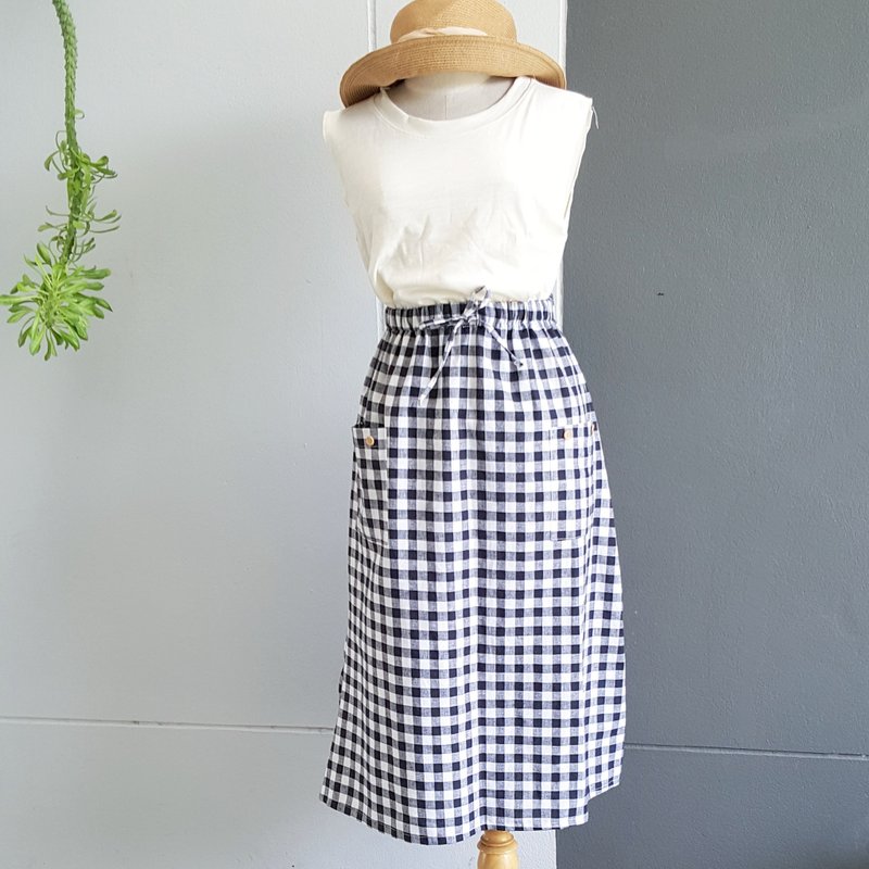 Nerdy Skirt with Wooden buttons-Black Tartan - 裙子/長裙 - 棉．麻 多色