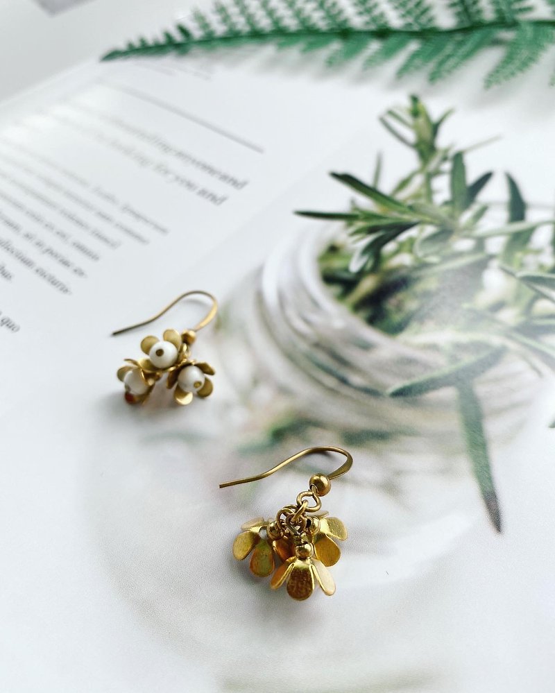 Bronze earrings | White Turquoise | Crystal Ear / Clip-On - ต่างหู - ทองแดงทองเหลือง 