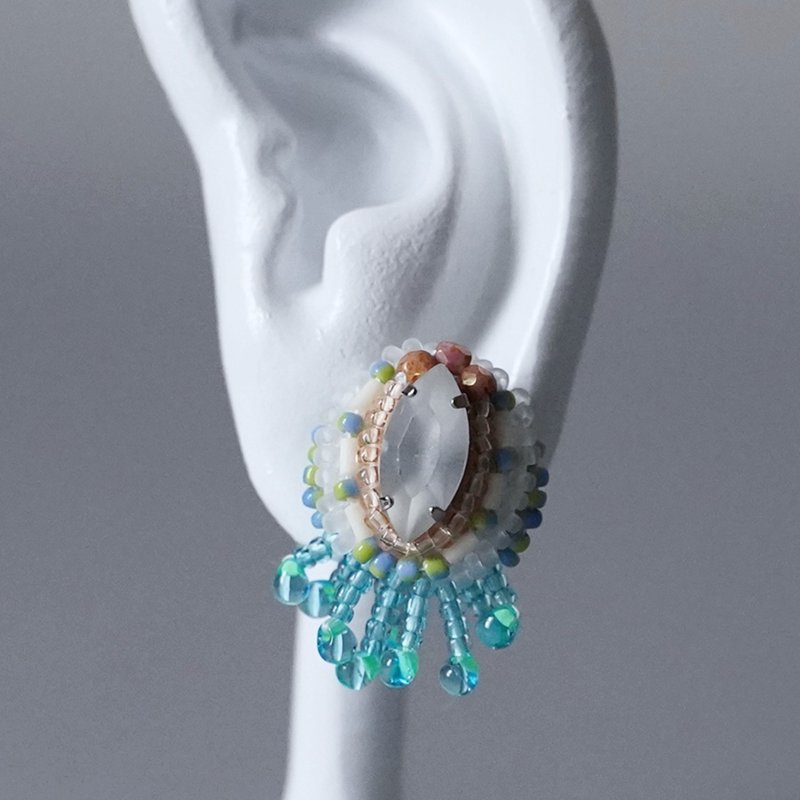 おしゃべりなイヤリング ピアス No.17 クリアのビジュー×ブルーの丸型ビーズ刺繍 大ぶり 一点物 サージカルステンレス 金具選択可 フリンジ付き - ピアス・イヤリング - ガラス 透明