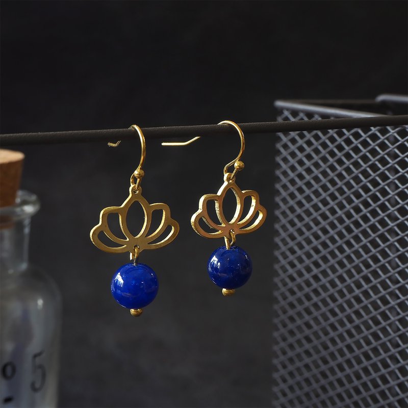 Lotus flower earrings with deep blue stone (brass hand made) - 耳環/耳夾/耳骨夾 - 銅/黃銅 藍色
