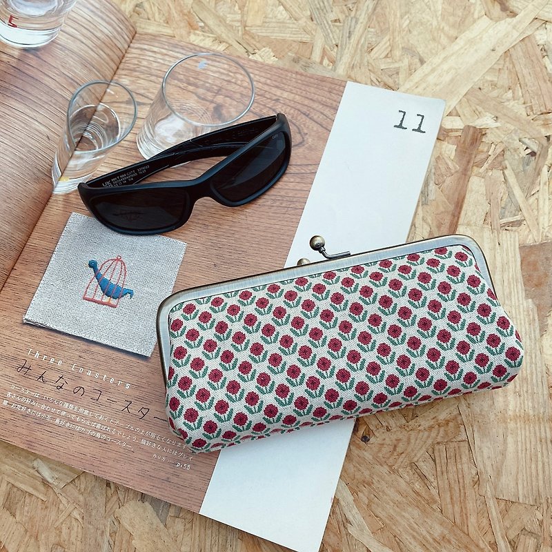 Kiss lock bag/glasses bag/pencil bag/cosmetic bag/gift/Made in Taiwan [Little Red Flower] - Coin Purses - Cotton & Hemp 